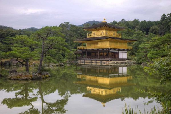 Flaherty, Dennis 아티스트의 Japan, Kyoto Temple of the Golden Pavilion작품입니다.